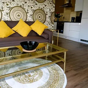 stunningly-opulent-gold-apartment-near-doncaster.yorkshirehotels.net/